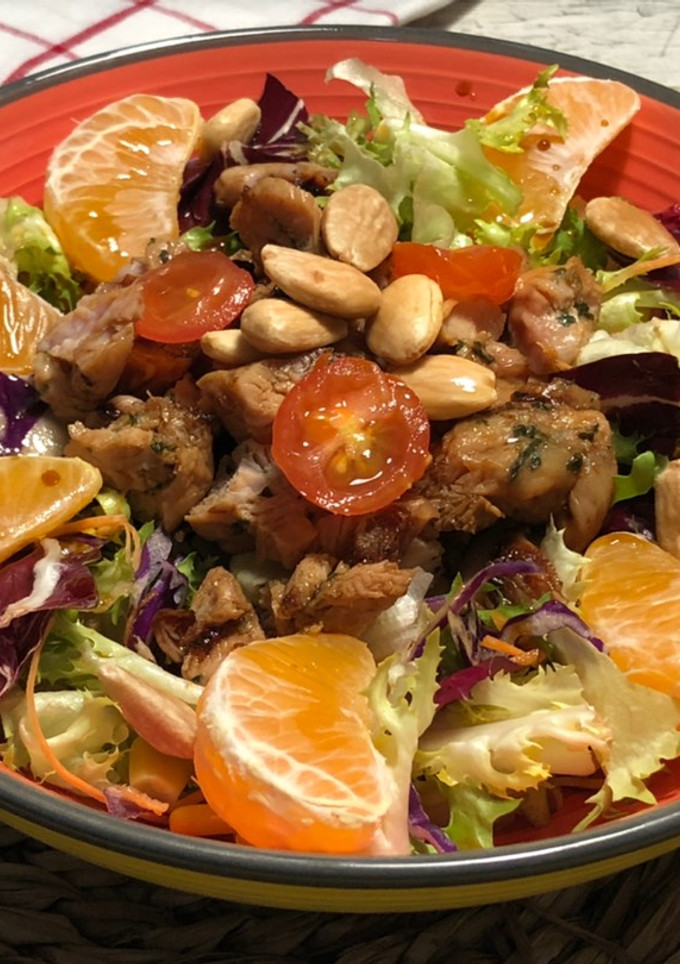 Una foto de Ensalada de pollo a la soja con mandarina en Lékué