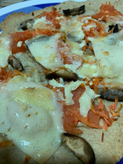 Una foto de Pizza de verduras con base de avena😀