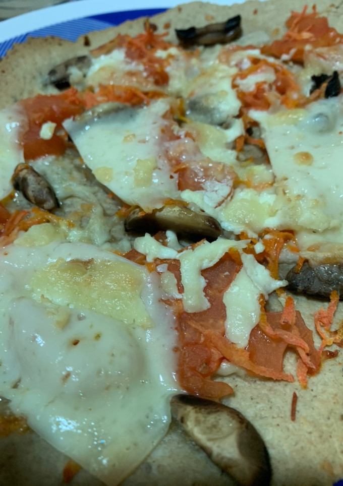 Una foto de Pizza de verduras con base de avena😀