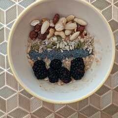 Una foto de Desayuno vegano: avena con plátano, paraguayo y moras