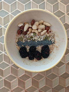 Una foto de Desayuno vegano: avena con plátano, paraguayo y moras