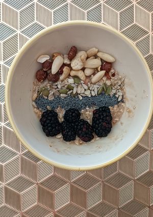 Una foto de Desayuno vegano: avena con plátano, paraguayo y moras