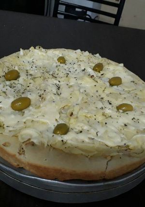 Una foto de Pizza de cebolla rellena con jamón, queso y tomate¡!