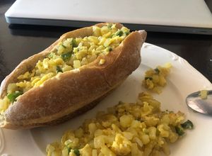 Una foto de Baguette de huevo con papas a la sonorense