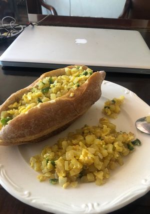 Una foto de Baguette de huevo con papas a la sonorense