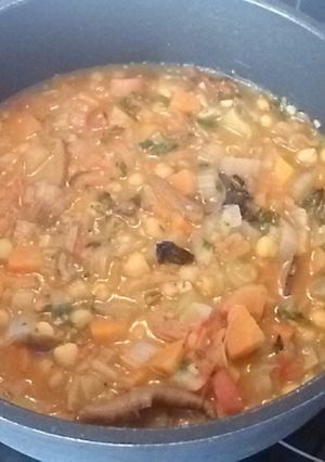 Una foto de Potaje vegano de garbanzos con verduras