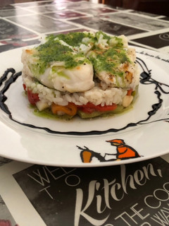 Una foto de Timbal de merluza con arroz blanco y pimientos asados