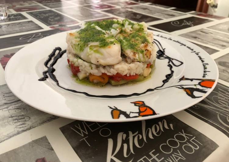 Timbal de merluza con arroz blanco y pimientos asados