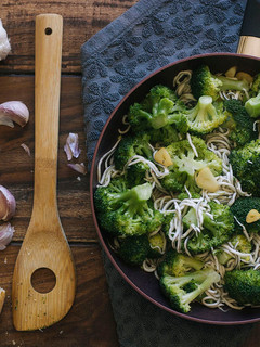 Una foto de Salteado de brócoli y gulas
