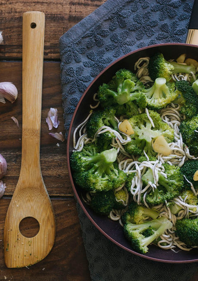 Una foto de Salteado de brócoli y gulas