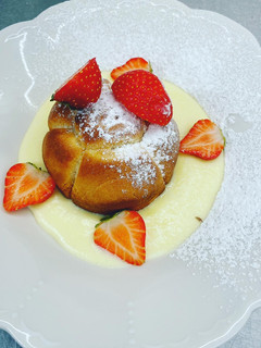 A picture of Sweet buns with vanilla sauce.