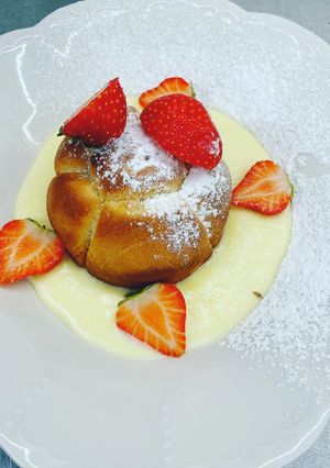 A picture of Sweet buns with vanilla sauce.