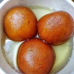 A picture of Gulab Jamun.