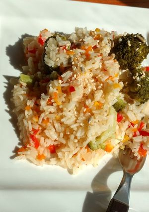 Una foto de Arroz con vegetales y semillas