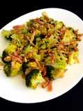 Brócoli con bacon y piñones