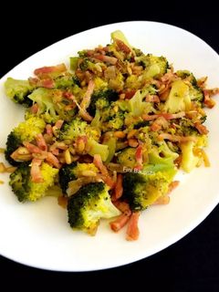 Una foto de Brócoli con bacon y piñones