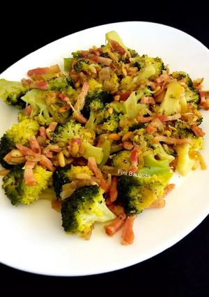 Una foto de Brócoli con bacon y piñones