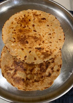 ભાખરી (Bhakri Recipe In Gujarati) રેસીપી મુખ્ય ફોટો