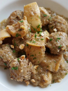 Una foto de Albóndigas con sepia en salsa de avellanas y Oporto