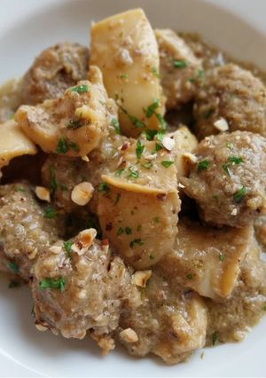 Una foto de Albóndigas con sepia en salsa de avellanas y Oporto