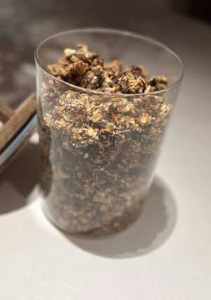 Una foto de Granola con fruta & chocolate en freidora de aire