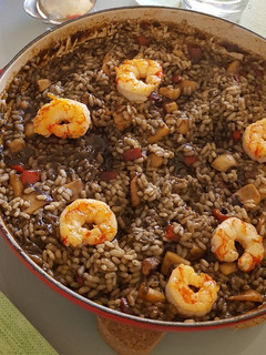 Una foto de Arroz negro con gambas