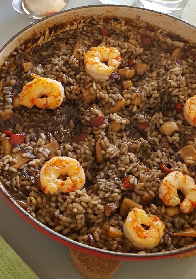 Una foto de Arroz negro con gambas