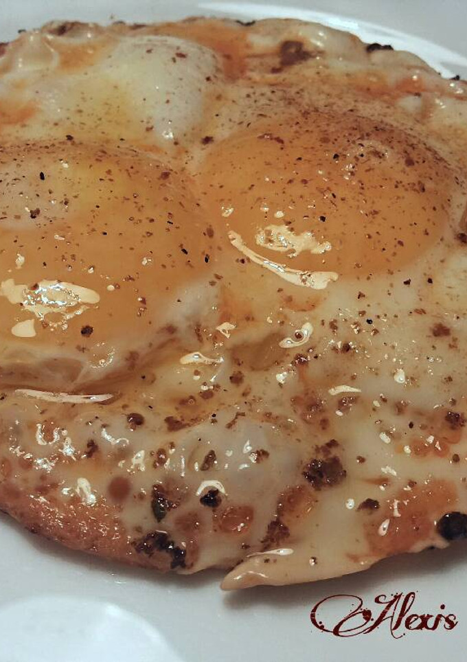 Una foto de Torta de huevos fritos aliñados