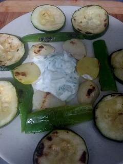 Una foto de 🌶🥒🥔Verduras a la plancha con salsa de yogur🥛