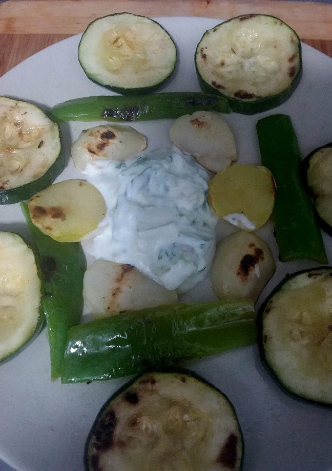 Una foto de 🌶🥒🥔Verduras a la plancha con salsa de yogur🥛