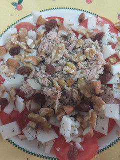 Una foto de Ensalada de tomate, atún y queso🥗