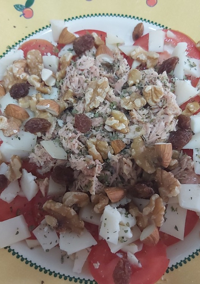 Una foto de Ensalada de tomate, atún y queso🥗