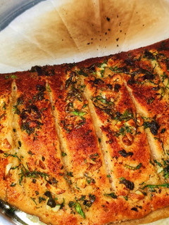 गार्लिक-चीझ-कॉर्न स्टफ ब्रेड (garlic cheese corn stuffed bread recipe in marathi) रेसिपी चे मुख्य फोटो