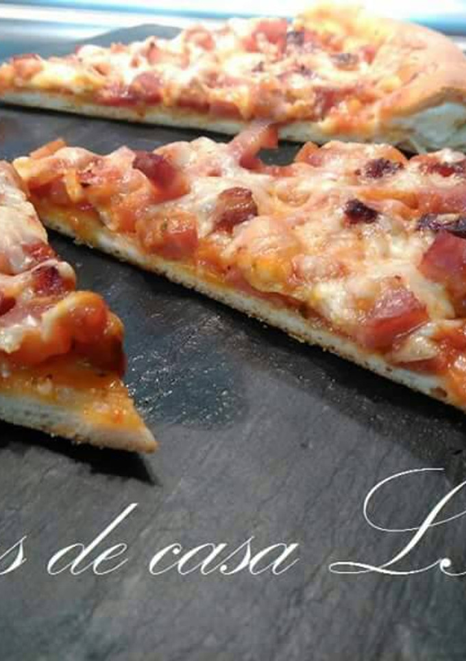 Una foto de Pizza con borde relleno de queso