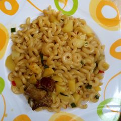 A picture of Jellof macaroni with potatos.