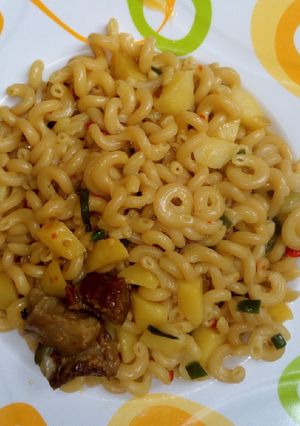 A picture of Jellof macaroni with potatos.