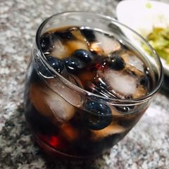 A picture of Berry Royale Fizz Cocktail.