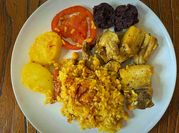 Una foto de arroz con garbanzos y carne