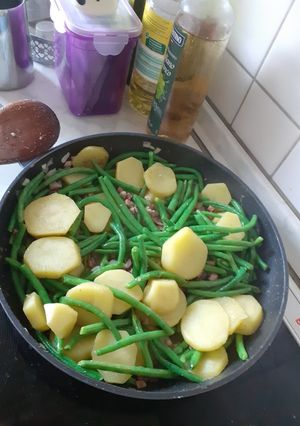Zöld babos sonkás krumpli recept fotója