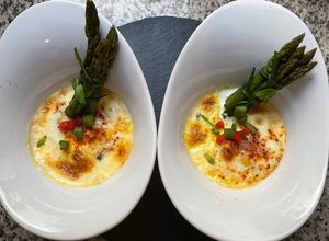 Une photo de 🌾🍃ASPERGES VERTES ŒUFS 🥚 COCOTTES 🪺