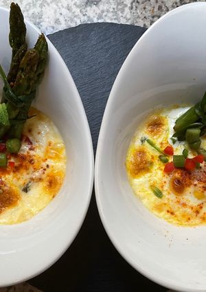 Une photo de 🌾🍃ASPERGES VERTES ŒUFS 🥚 COCOTTES 🪺