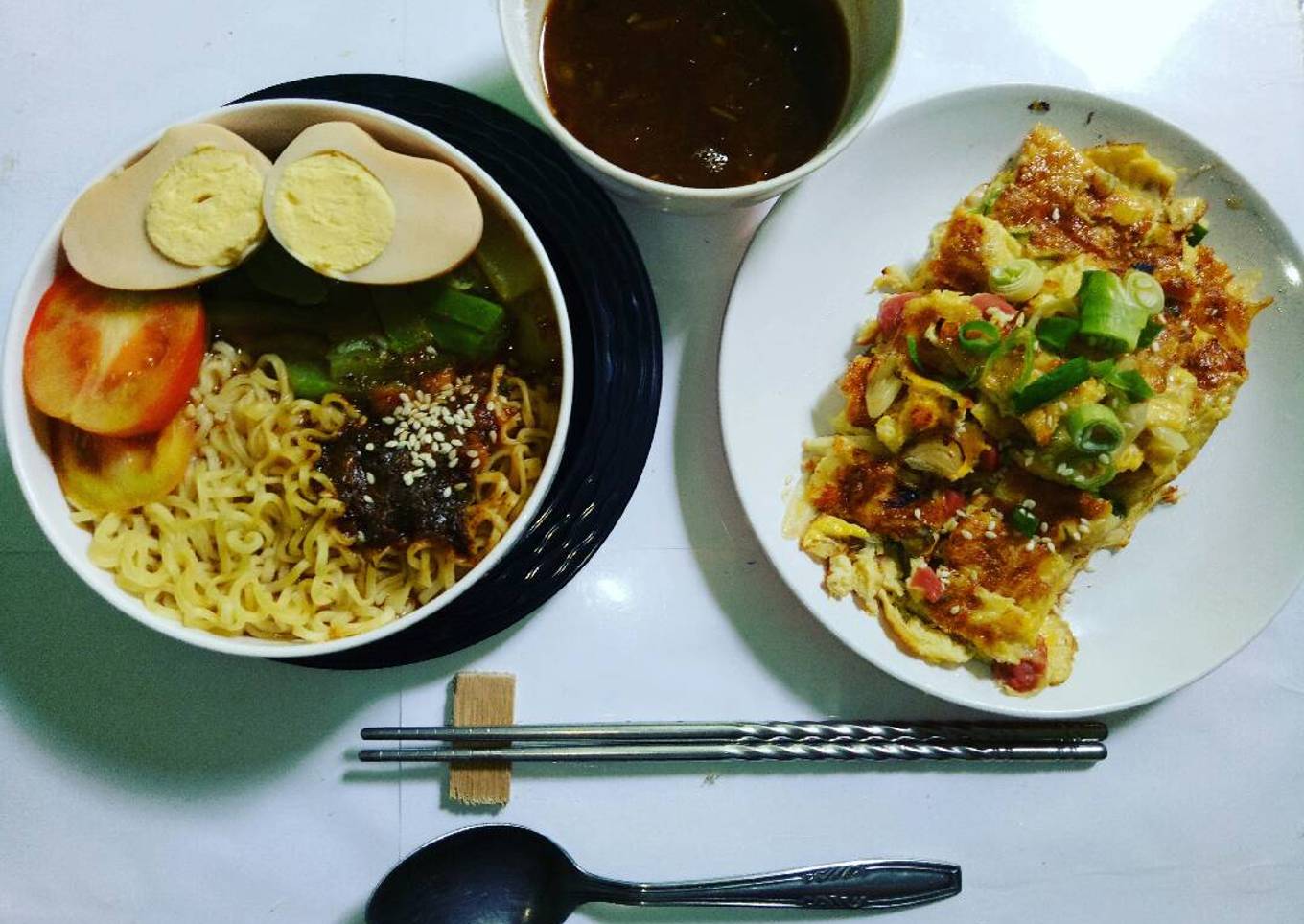 Telur gulung dan mie rebus spesial (Mahasiswa version)