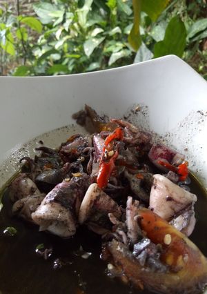 Foto resep Cumi tinta hitam dengan tiga bumbu dapur!