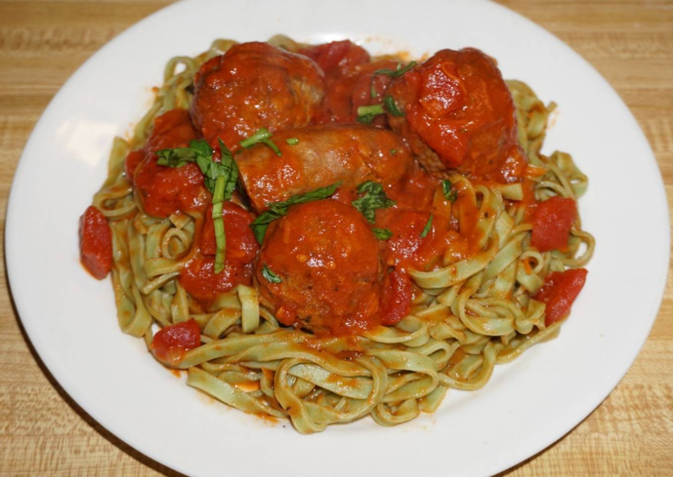 FETUCCINE DE VEGETALES CON ALBÓNDIGAS Y CHORIZO CASERO. JON STYLE