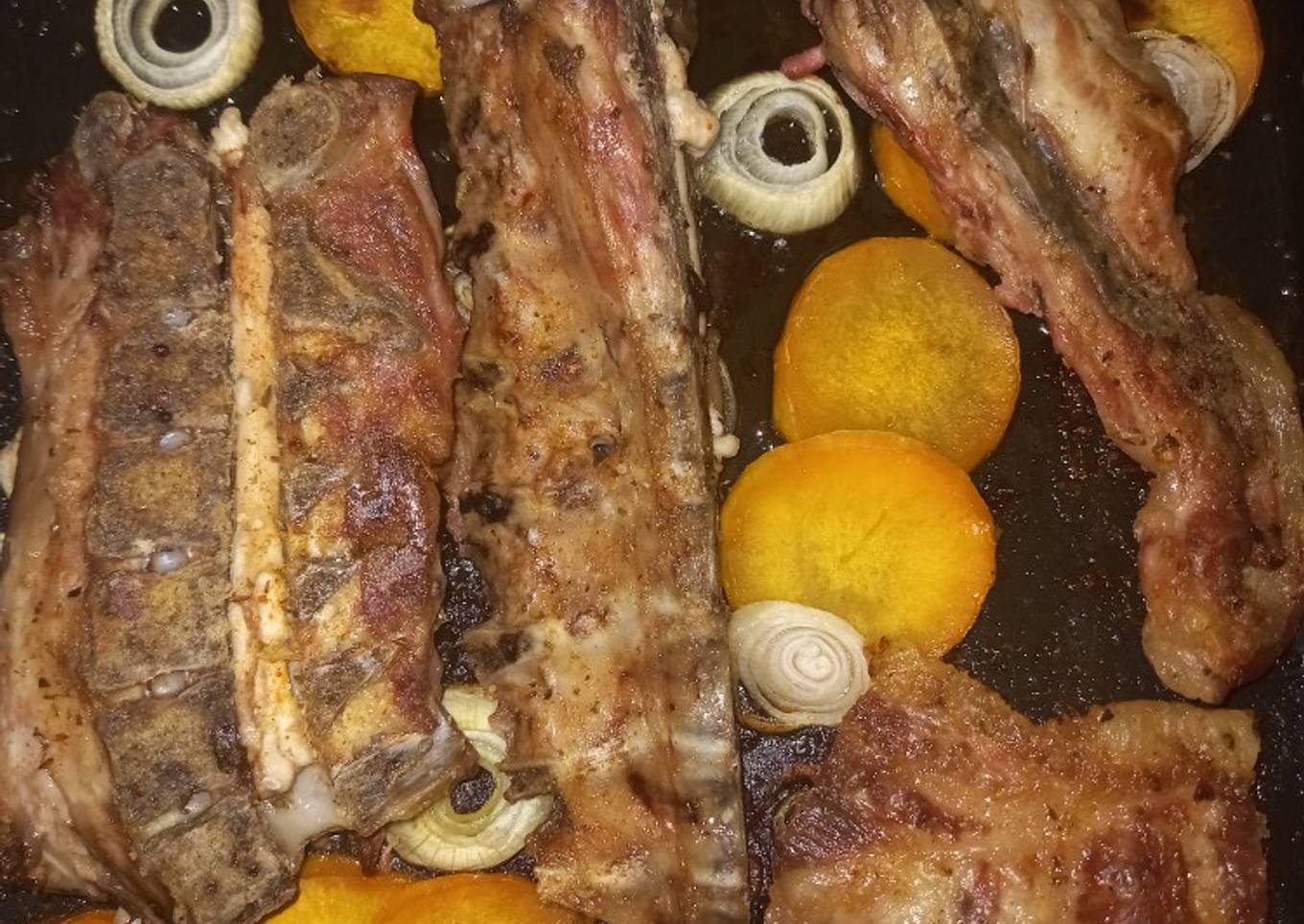 Costilla de cerdo al horno con cebolla y calabaza