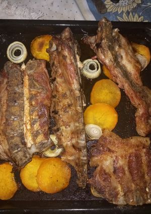 Una foto de Costilla de cerdo al horno con cebolla y calabaza