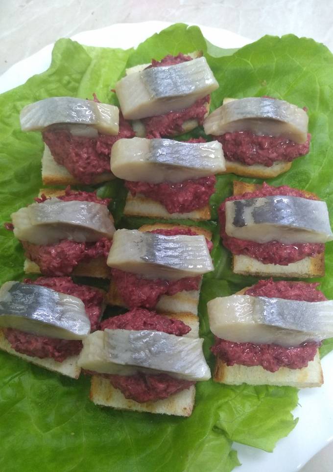 Гренки с селёдкой
