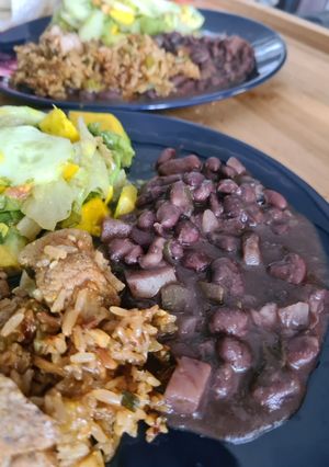 Una foto de Frijoles negros con arroz integral y ensalada