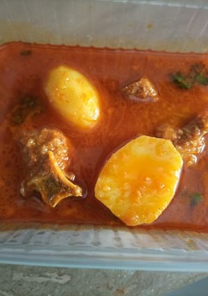 A picture of Aloo gosht ka salan.