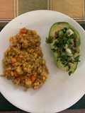 Palta rellena de lentejas y pepinillo